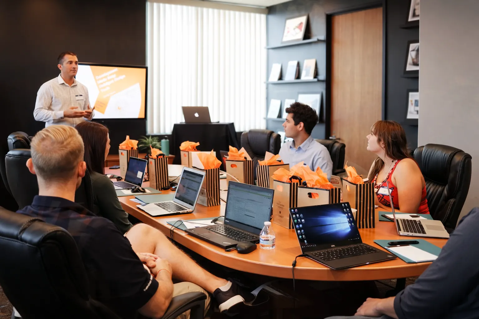 Salle de formation à Annecy avec un formateur et des adultes en apprentissage autour d’ordinateurs portables, dans une ambiance calme et bienveillante