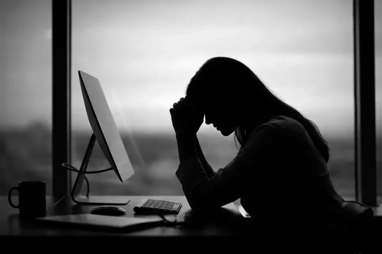 Femme de profil devant un ordinateur, concentrée et dépassée par un tableau Excel devenu ingérable - AMS Formation à Annecy