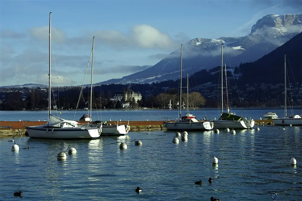 Lac d’Annecy en hiver avec montagnes enneigées en Haute-Savoie - AMS Formation