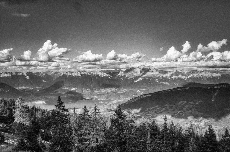 Lac d’Annecy et montagnes de Haute-Savoie près d’Annecy