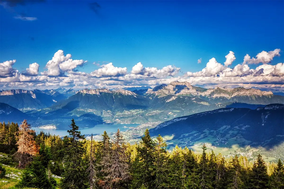 Lac d’Annecy et montagnes de Haute-Savoie près d’Annecy